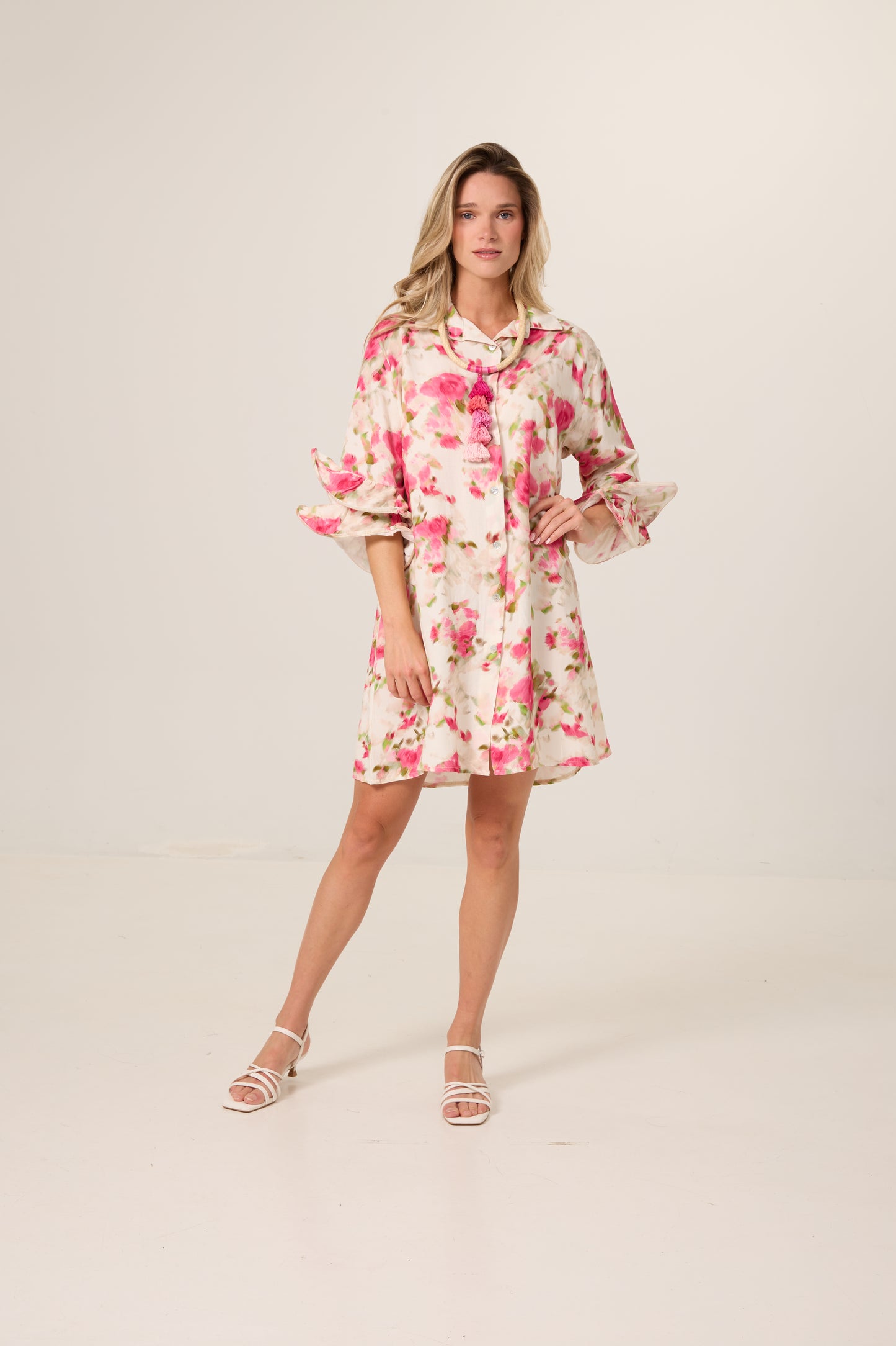 Robe fraise à imprimé floral avec boutons à l’avant et manches fantaisie