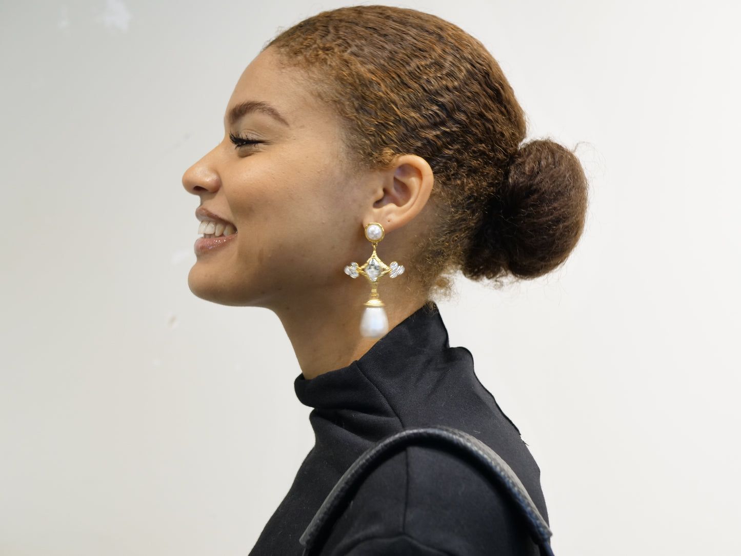 Boucles d'Oreilles Pendantes Baroques Dorées avec Perles et Croix en Cristal