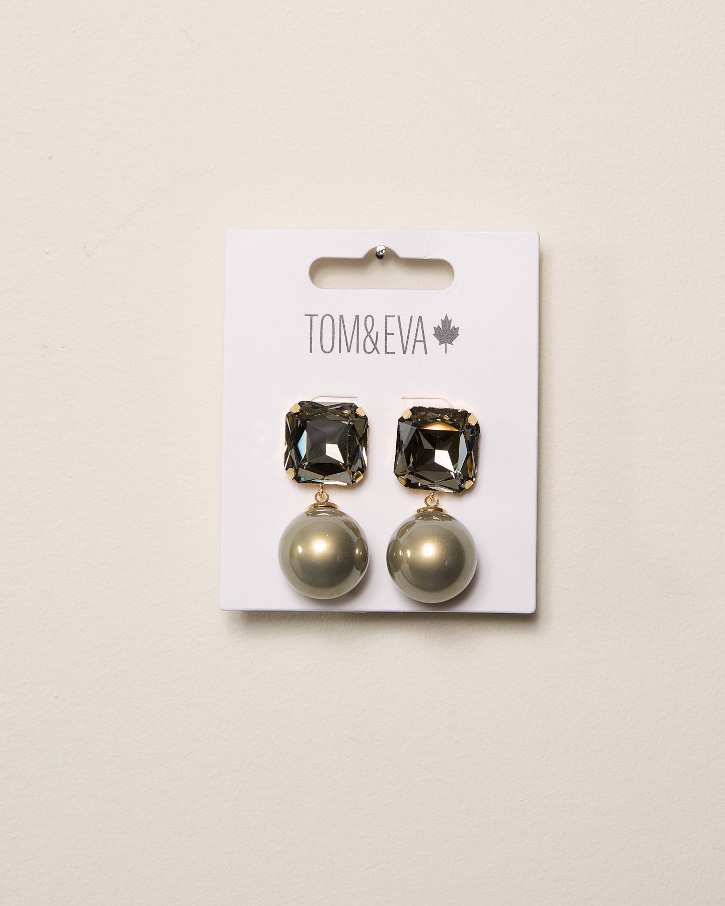 Boucles d’oreilles pendantes avec grande pierre carrée et perle