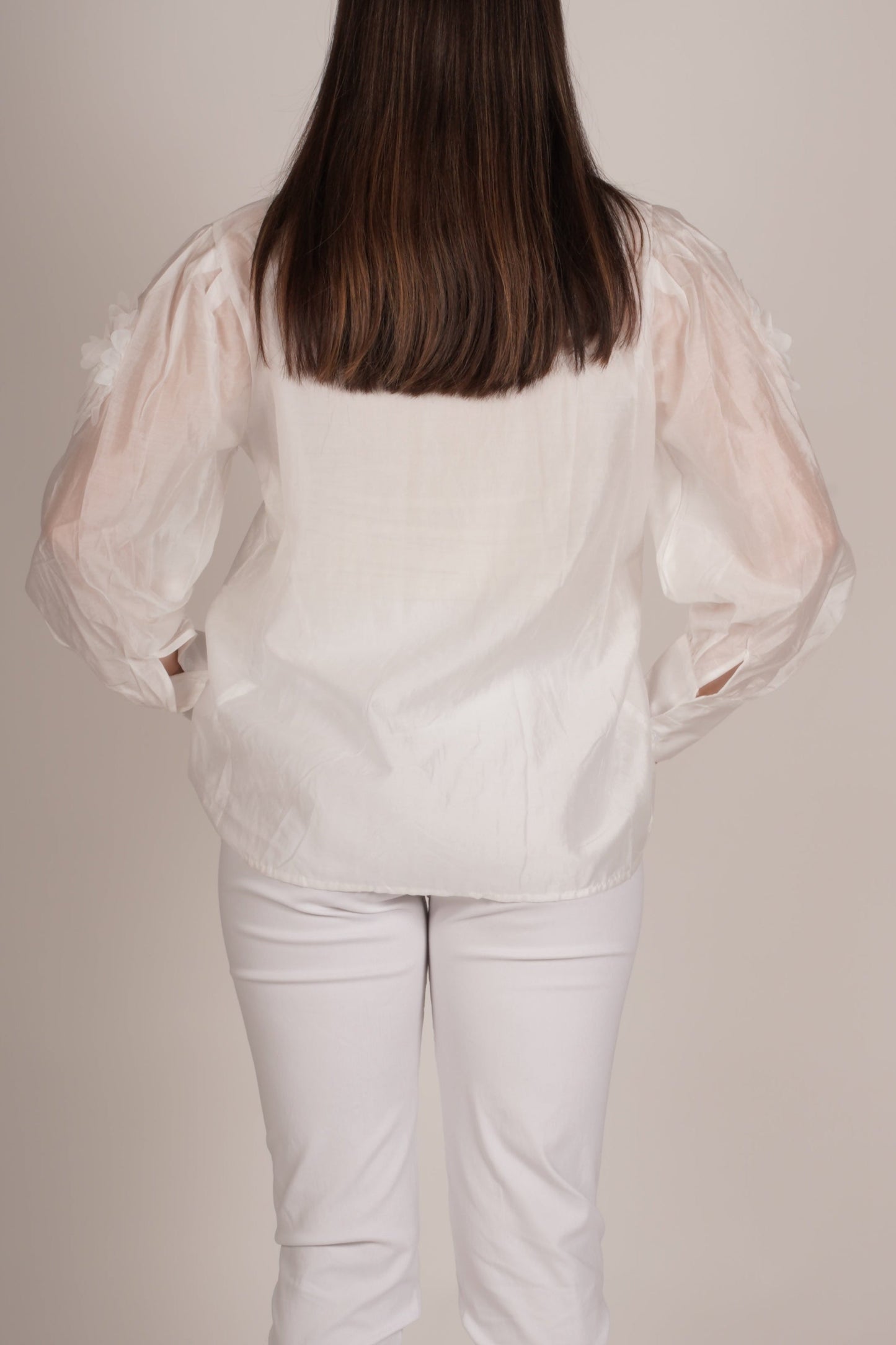 Blouse boutonnée blanc avec détails de fleurs en tissu