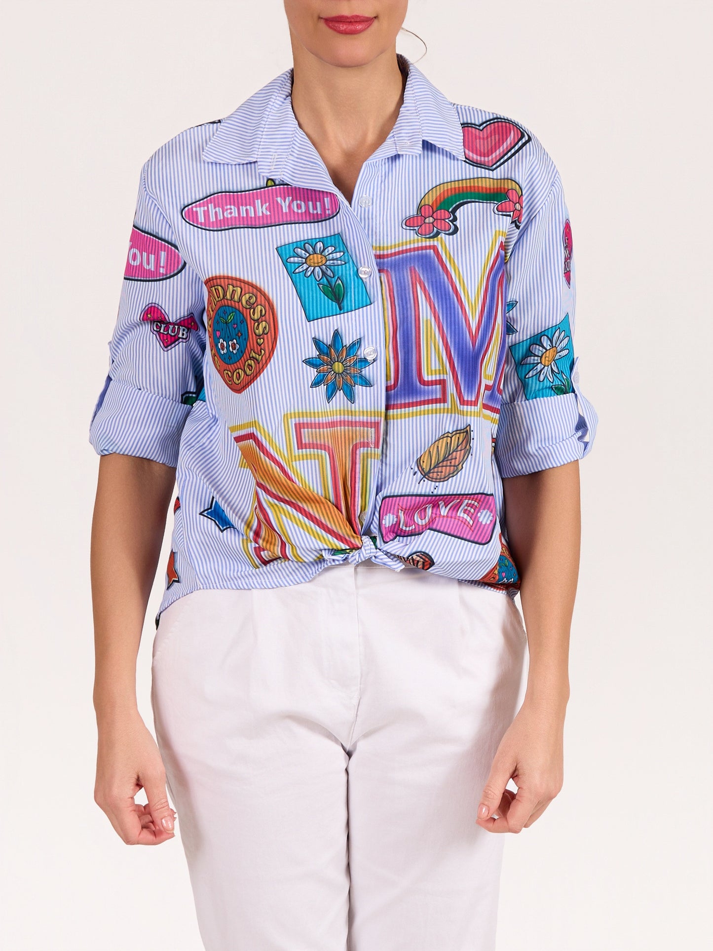 Chemise bleue boutonnée à l’avant à rayures avec marguerites et lettres, ourlet asymétrique