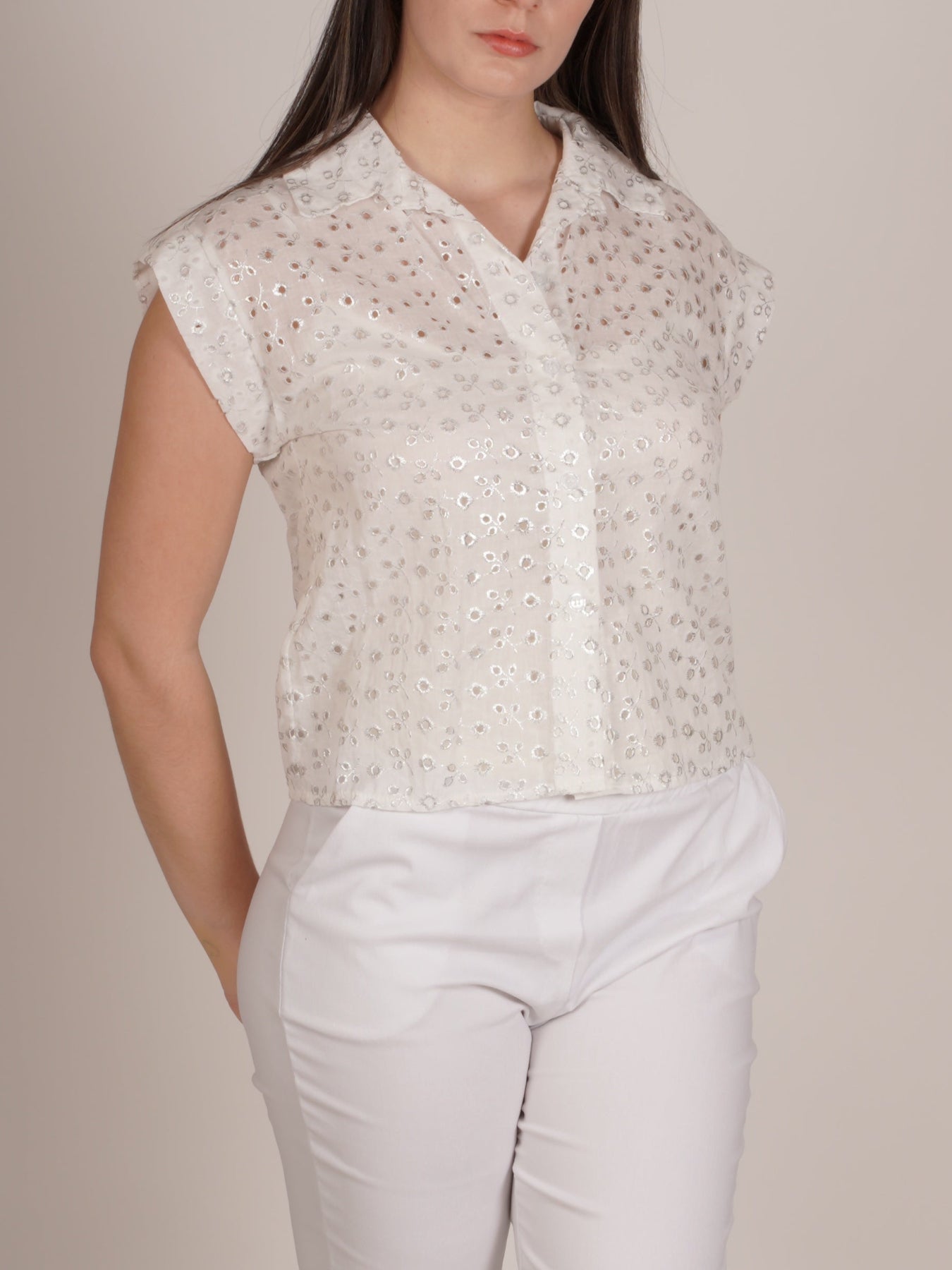 Top à manches courtes boutonné devant avec broderie argentée intégrale