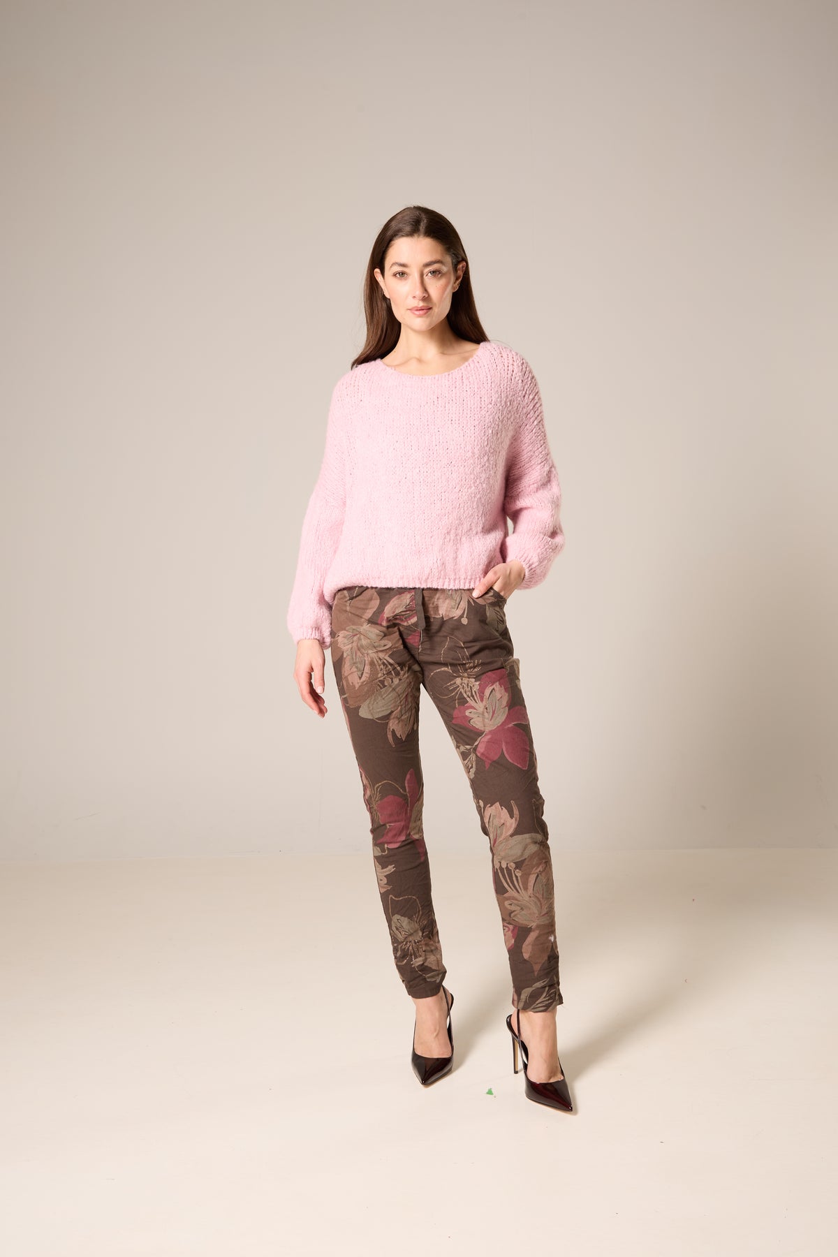 Chandail rose, épaule tombante, ourlet arrondi asymétrique
