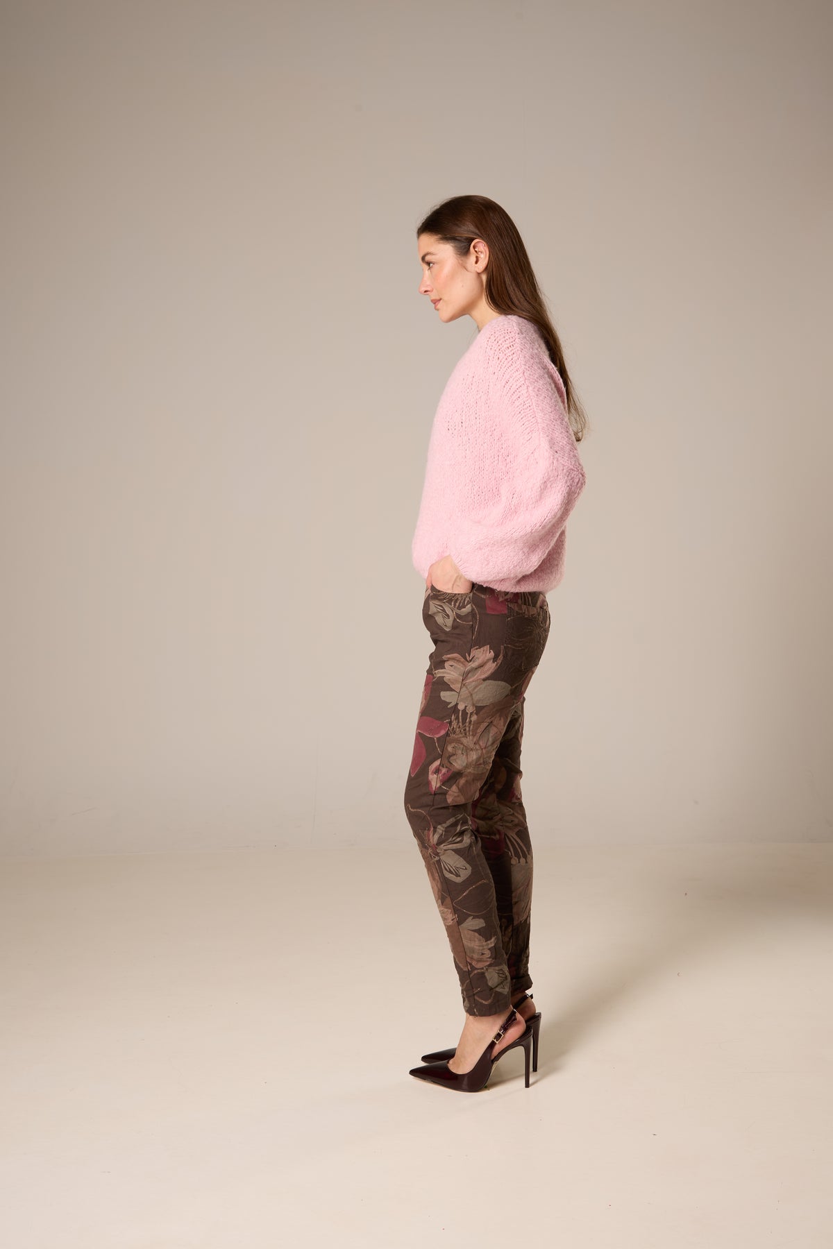 Chandail rose, épaule tombante, ourlet arrondi asymétrique