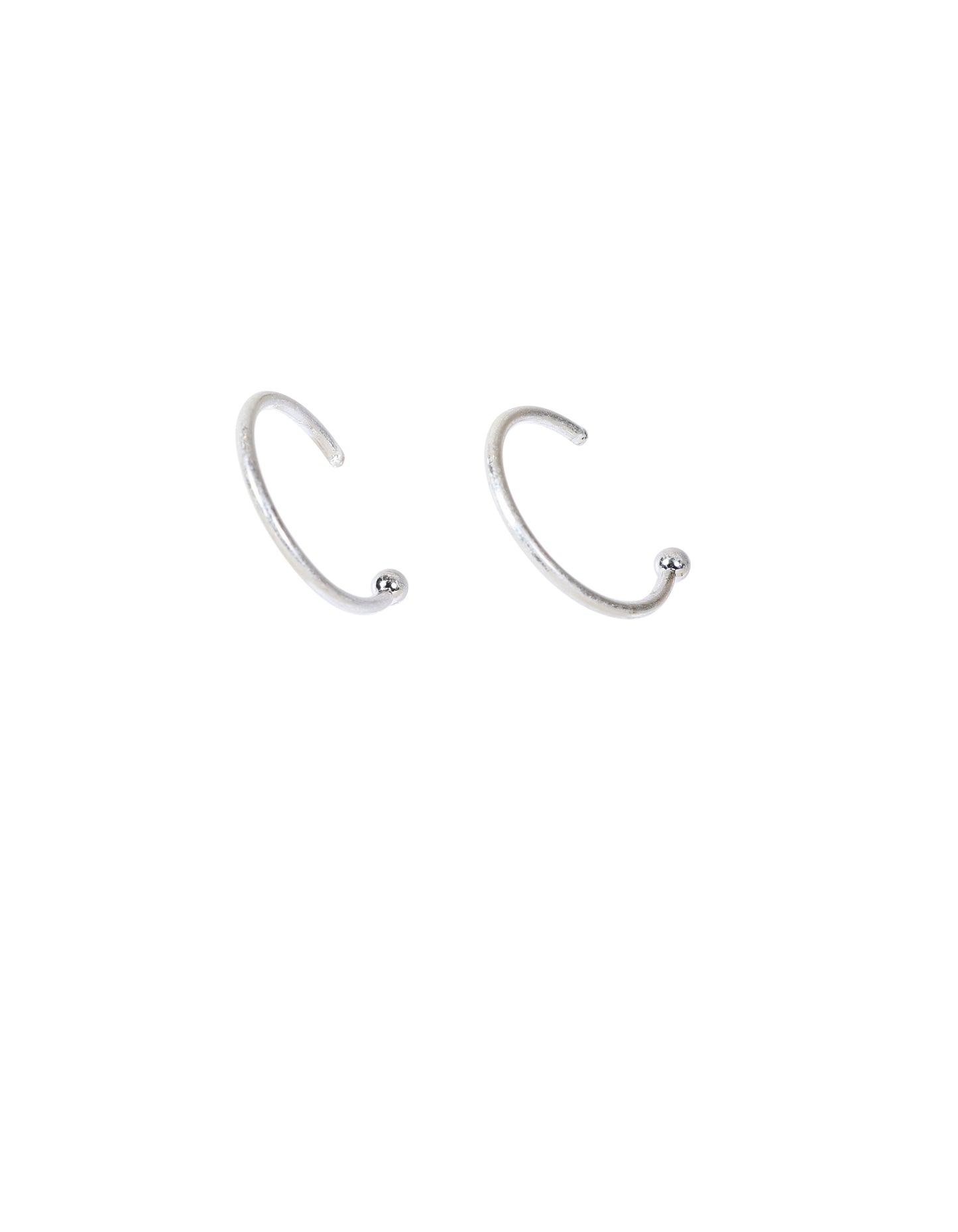 Boucles d’oreilles anneaux semi-ouverts minimalistes avec détail boule en argent
