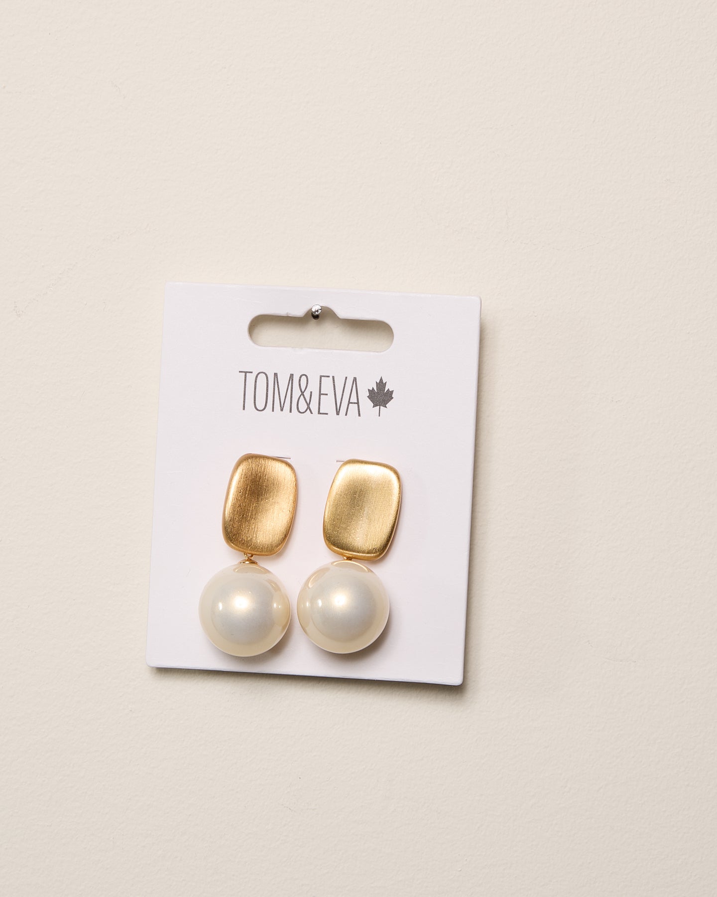 Boucles d’oreilles carré brossé avec grosses perles dorées