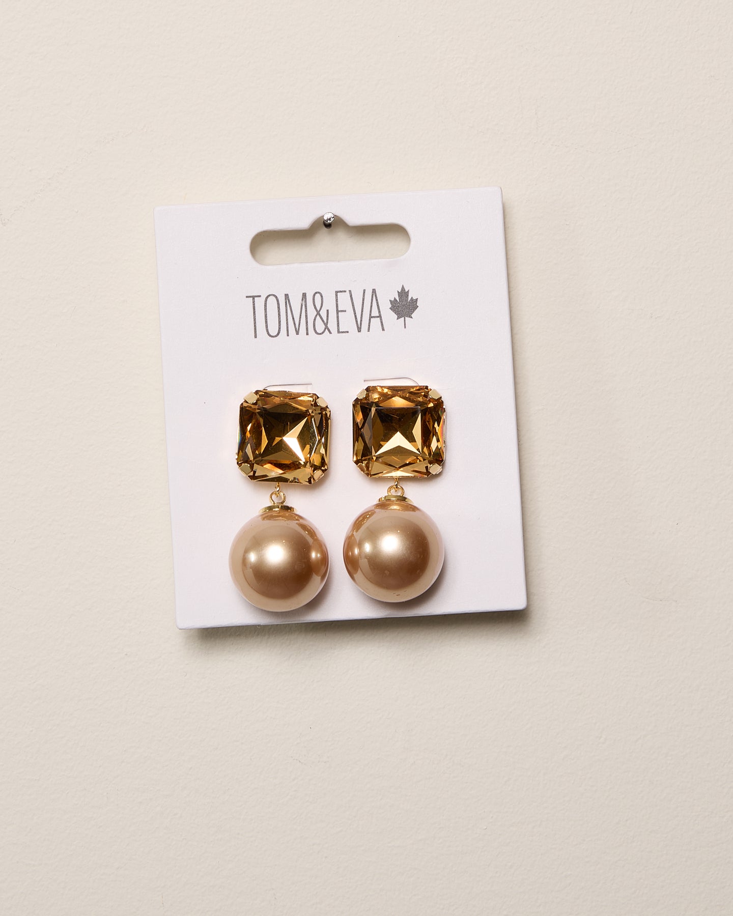 Boucles d’oreilles pendantes avec grande pierre carrée et perle