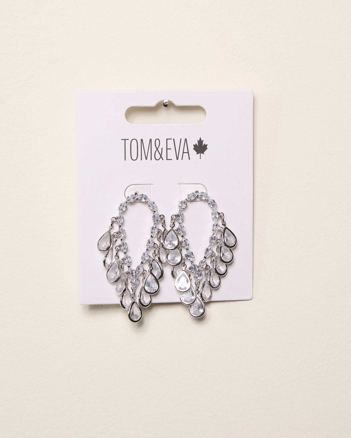 Boucles d’oreilles chandelier à écailles superposées avec strass argentées