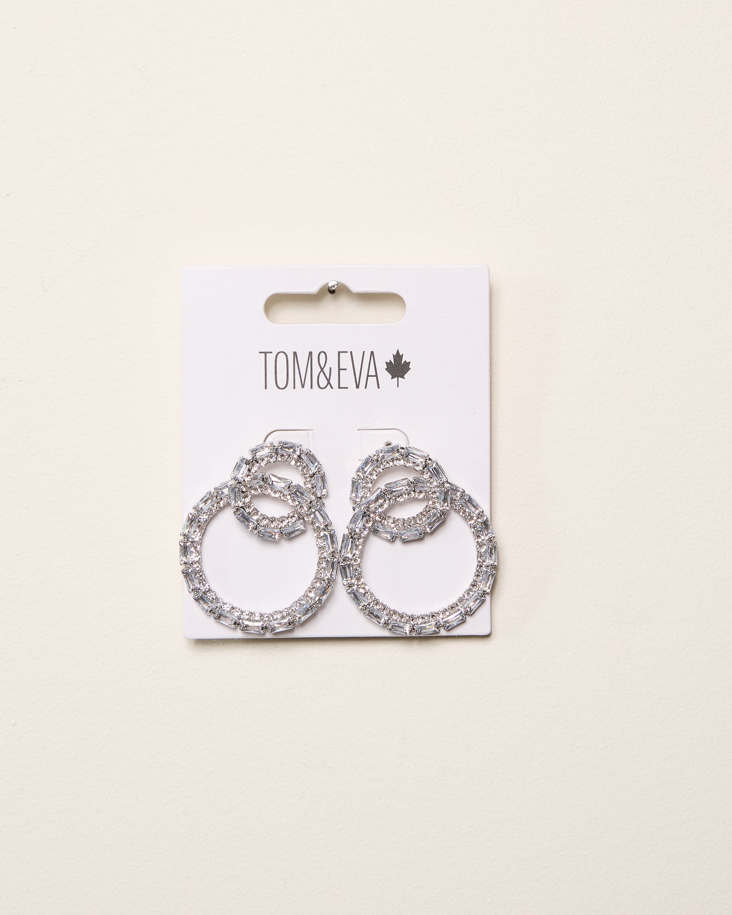 Boucles d’oreilles doubles cercles superposés avec strass argentés