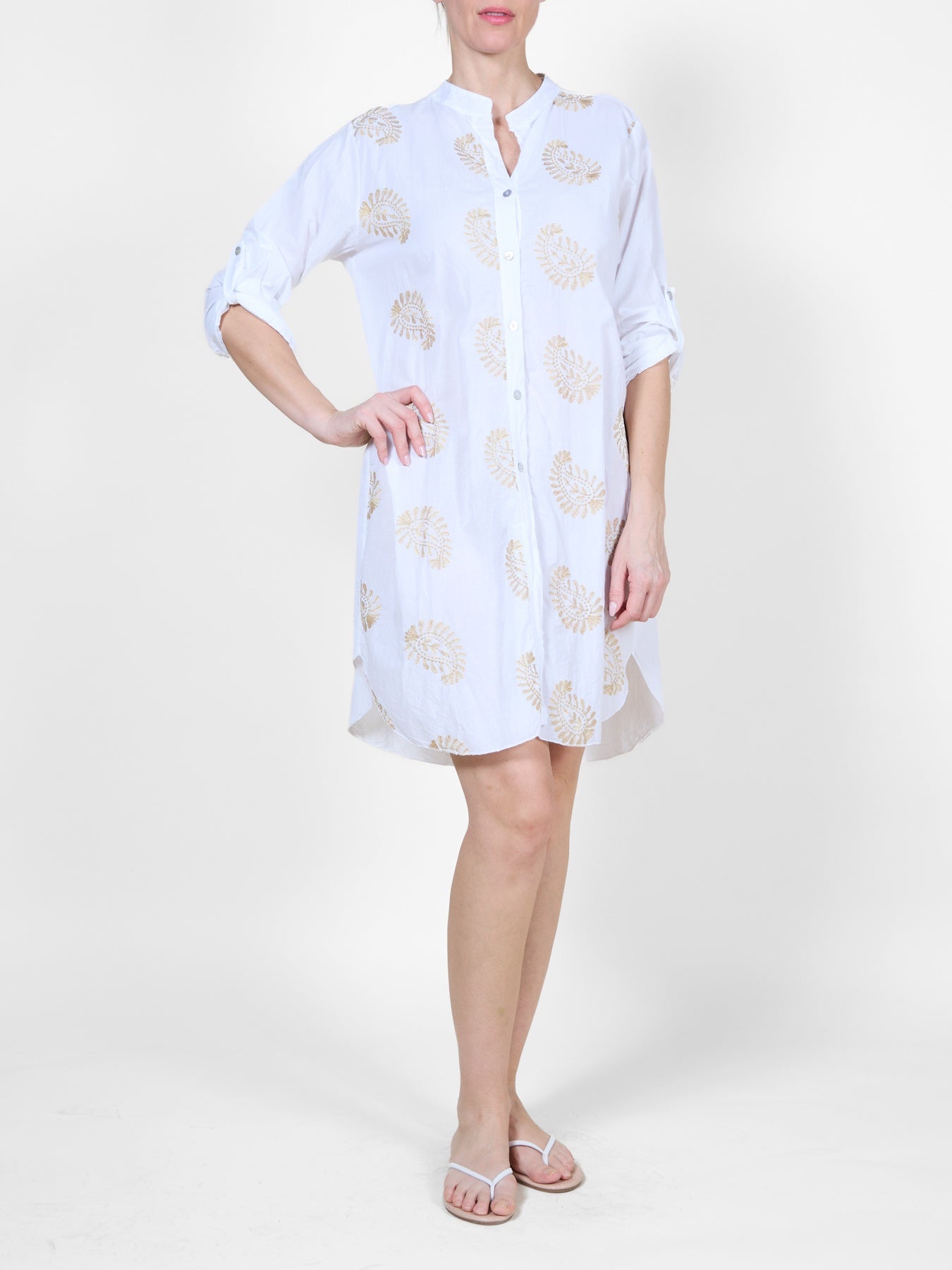 Robe chemise blanche boutonnée avec broderie paisley dorée