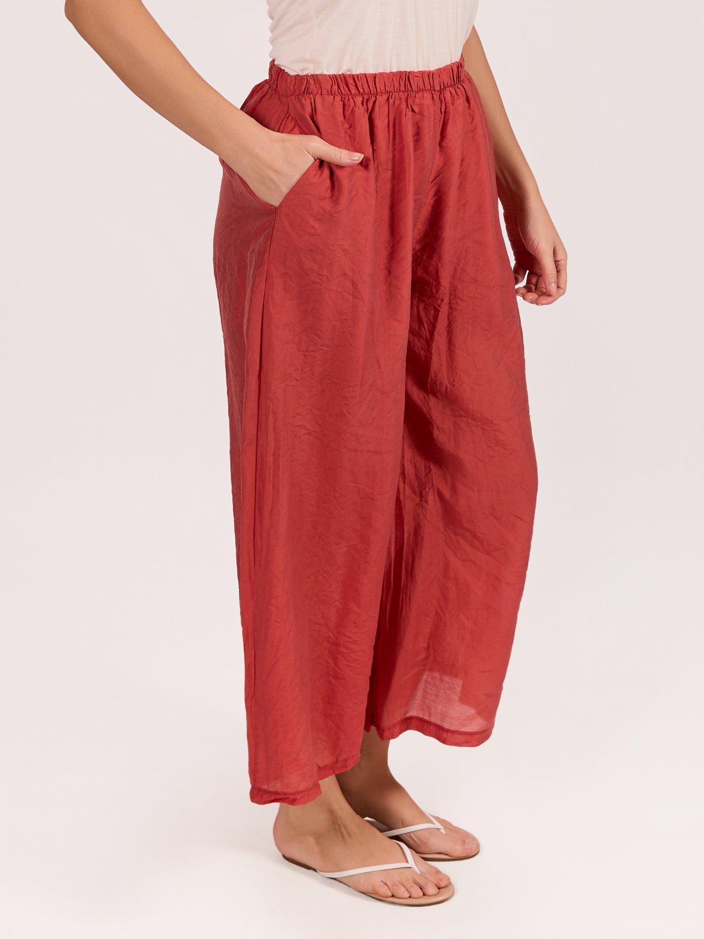 Pantalon rouge à enfiler avec doublure partielle