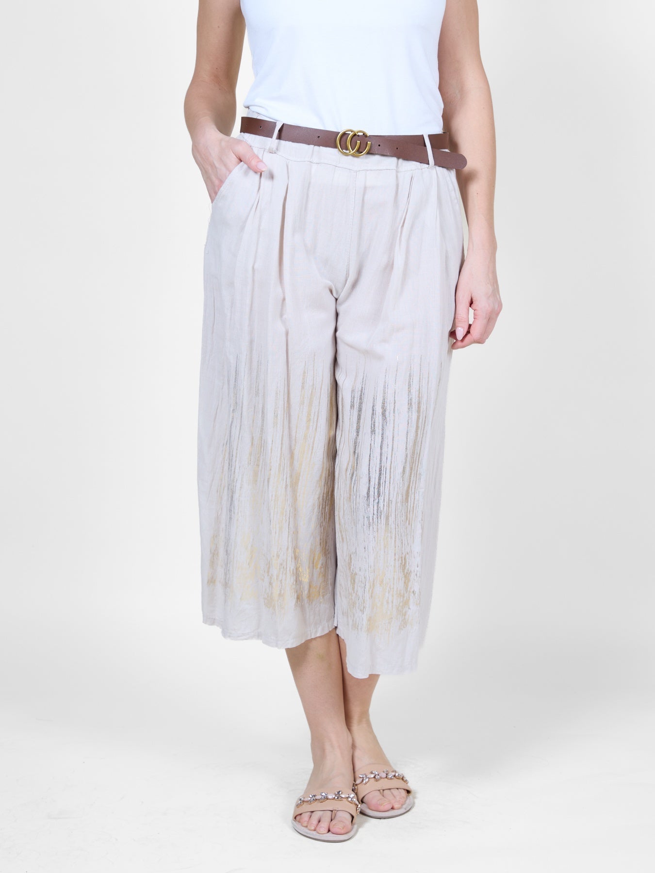 Pantalon capri fluide de plage couleur sable avec détails métalliques dorés