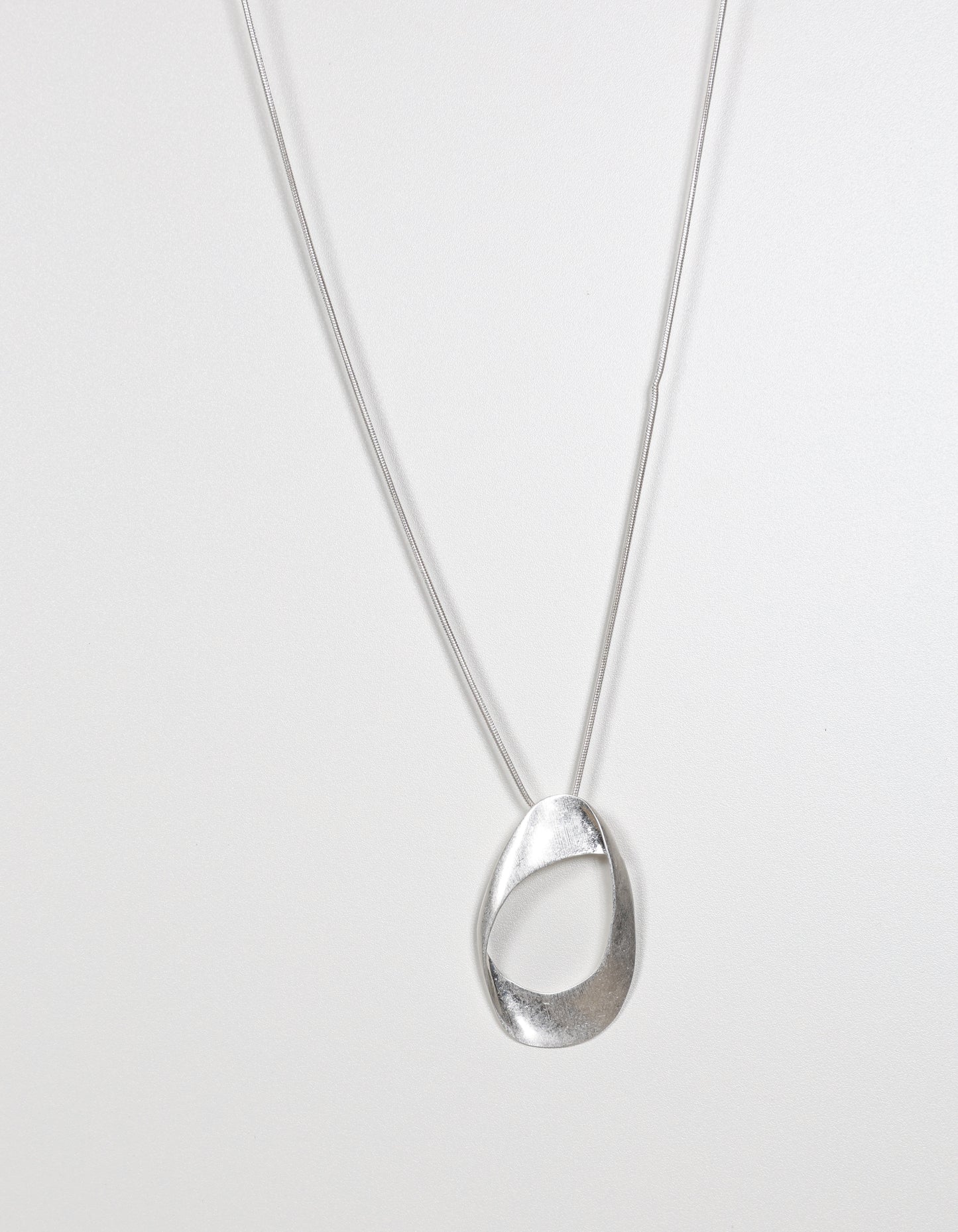 Collier en chaîne argenté avec pendentif ovale torsadé