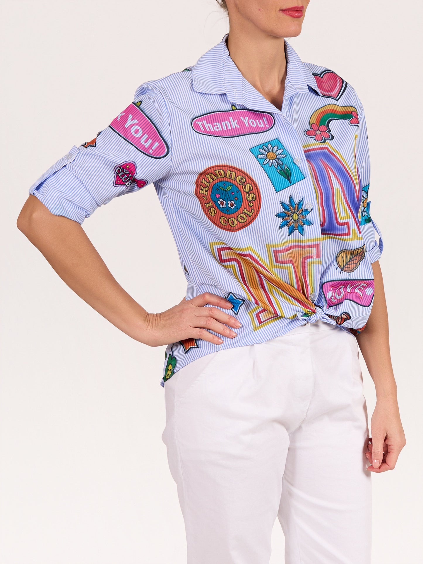 Chemise bleue boutonnée à l’avant à rayures avec marguerites et lettres, ourlet asymétrique