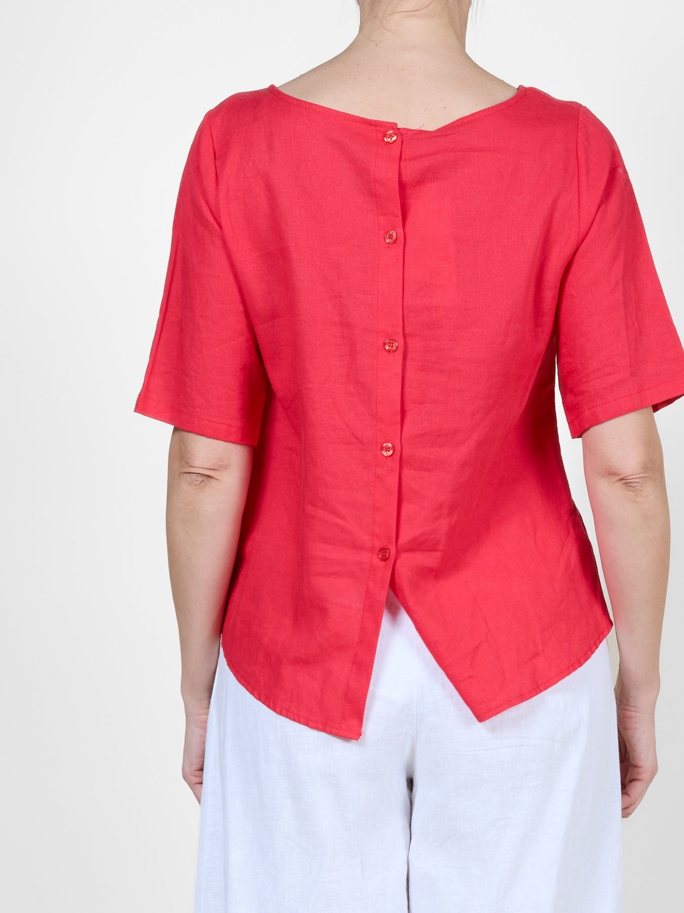 Blouse t-shirt rouge à manches courtes retroussées et boutons au dos