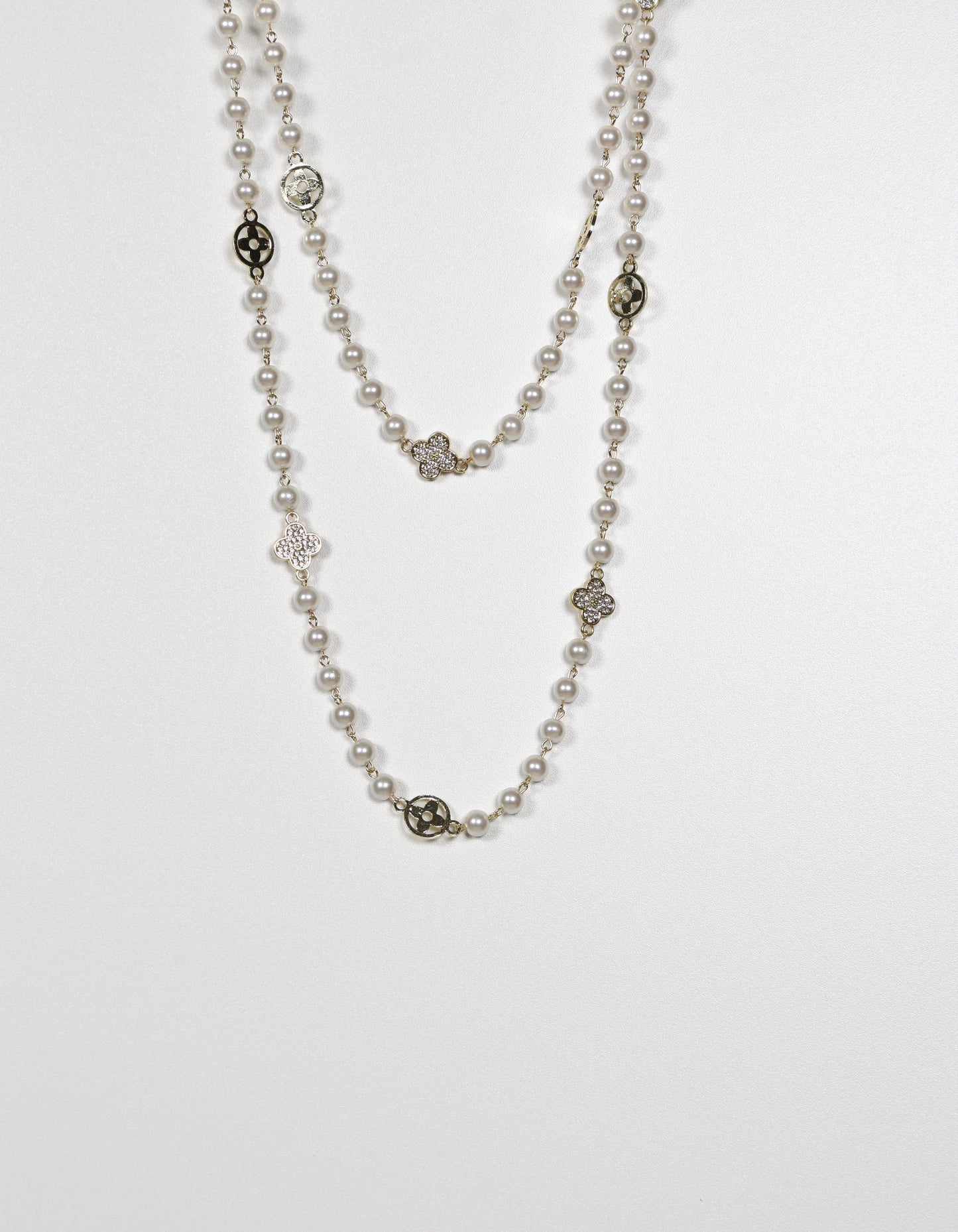 Collier perles et trèfles blancs avec cristaux