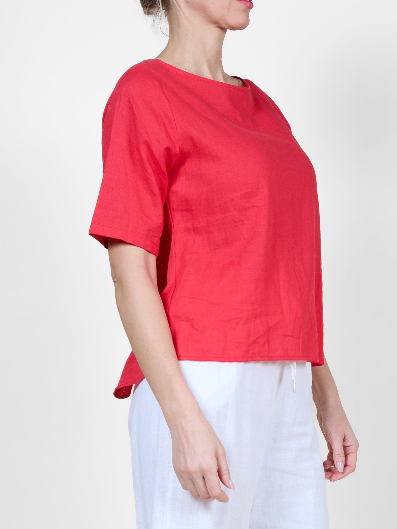 Blouse t-shirt rouge à manches courtes retroussées et boutons au dos