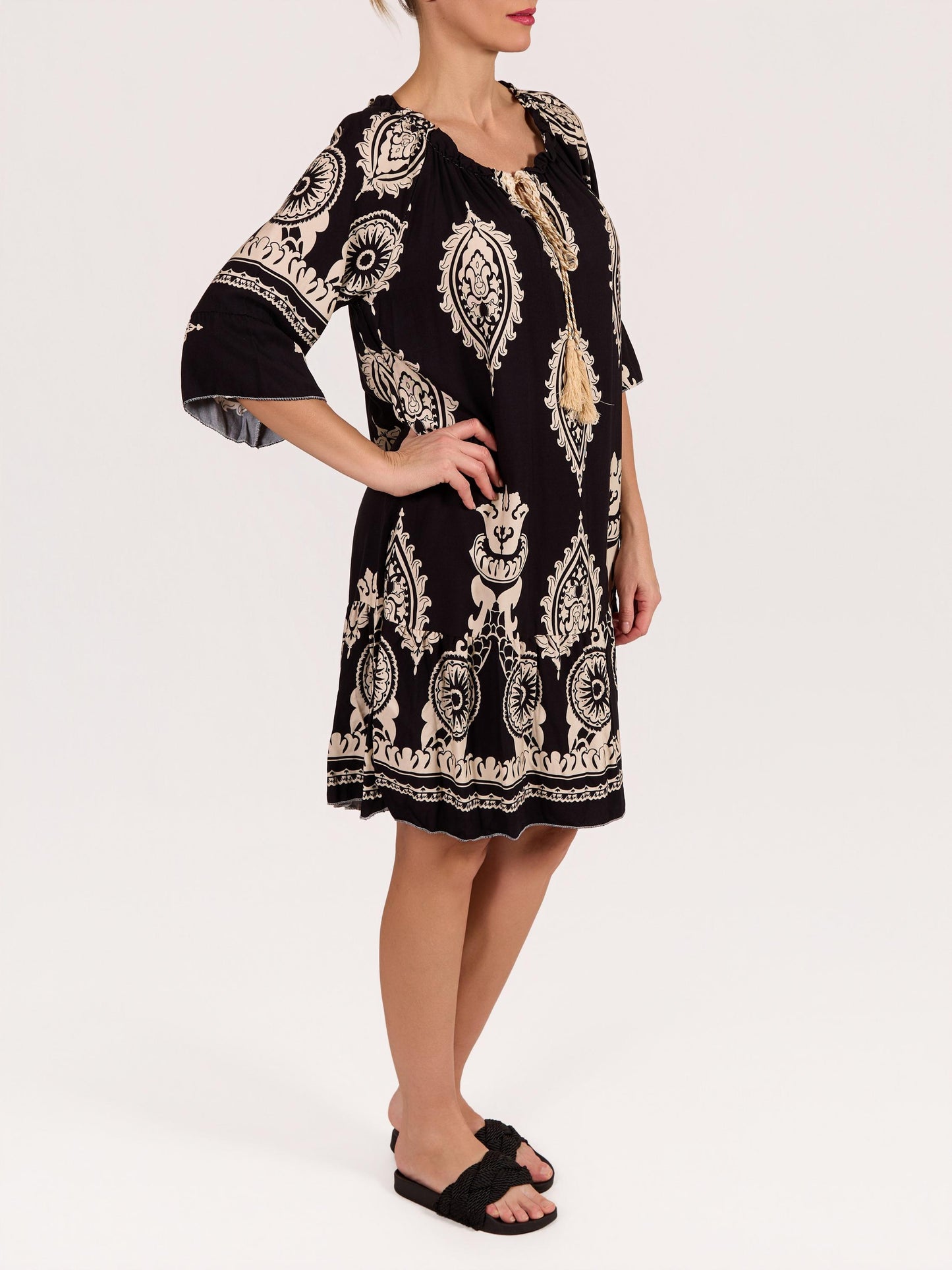 Robe paysanne noire à encolure bateau avec pampilles à l’avant imprimé cachemire