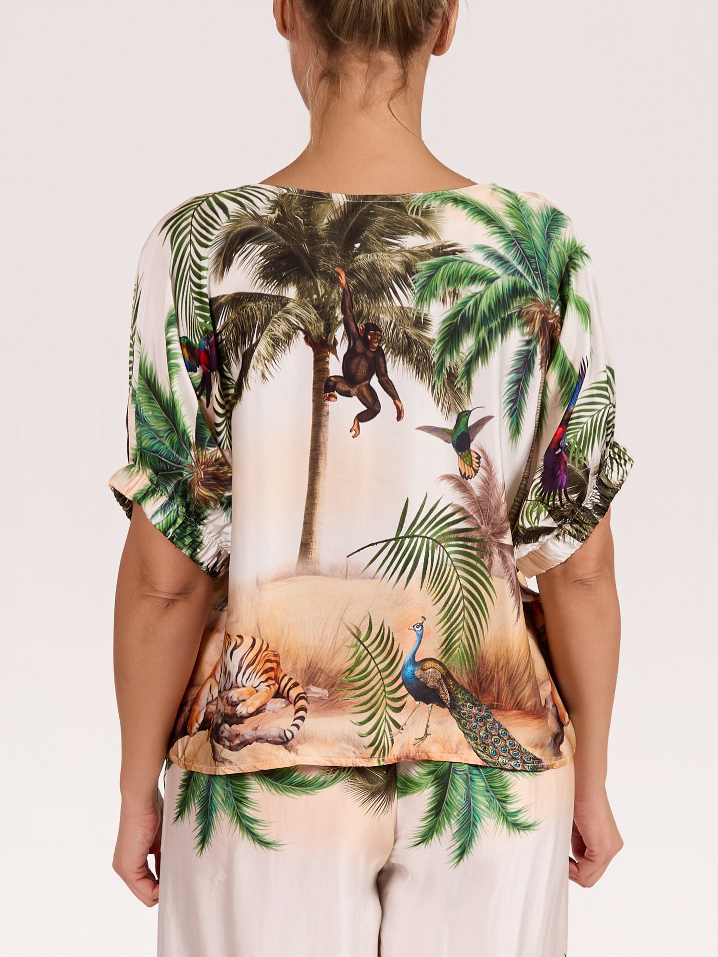 Haut vert en satin à épaules tombantes avec imprimé jungle