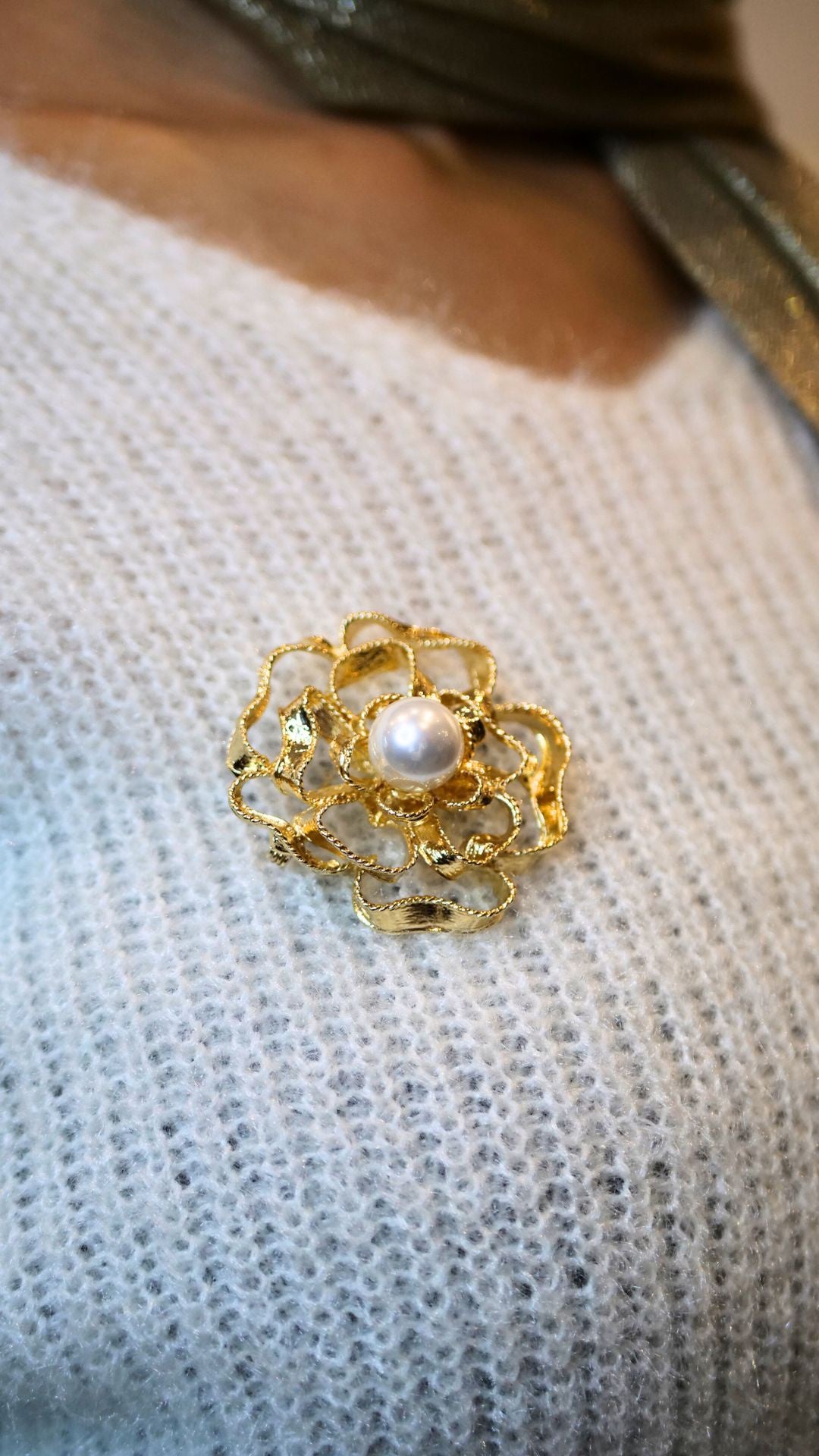Women’s Gold-Tone Abstract Floral Ribbon Brooch with Pearl Center