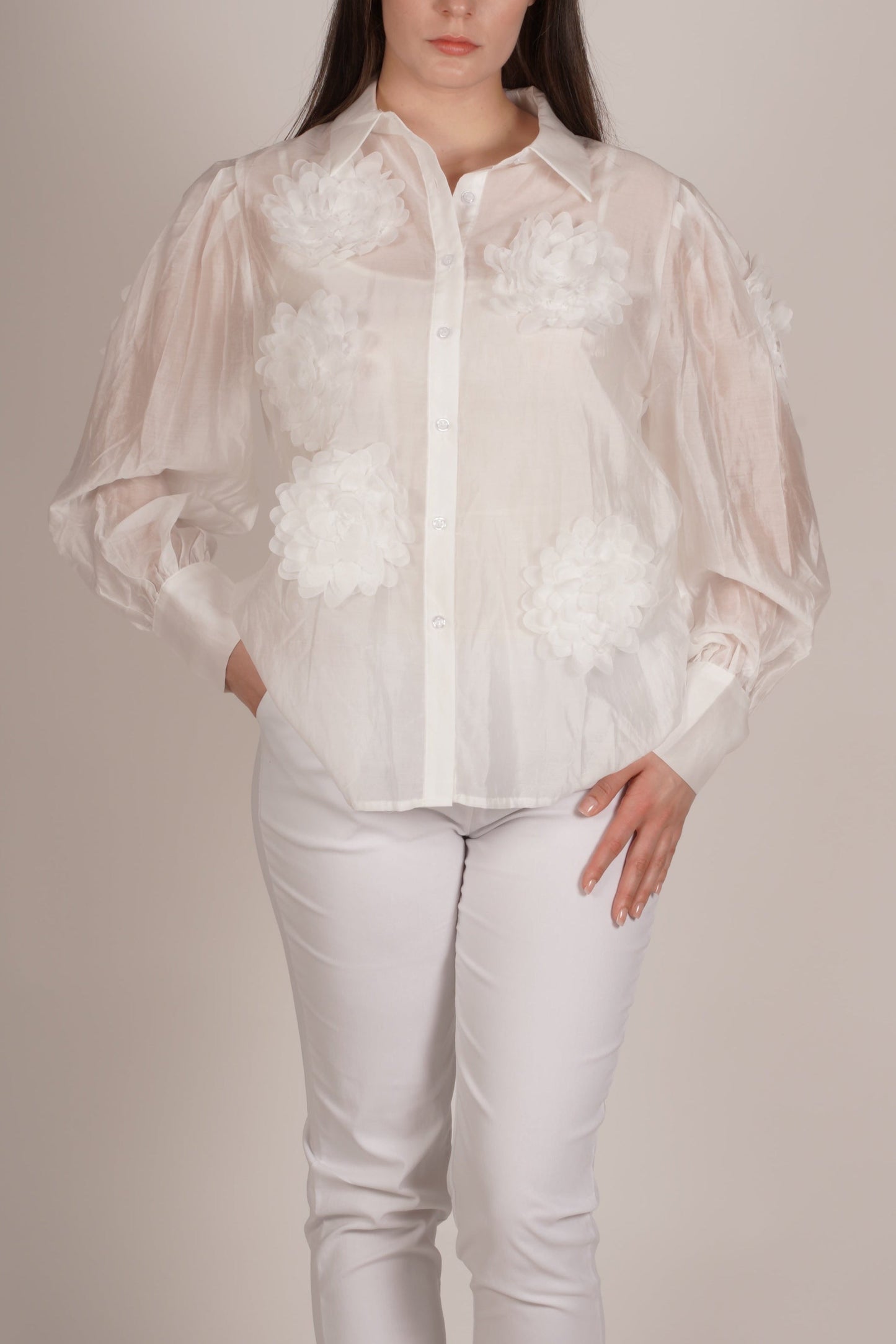Blouse boutonnée blanc avec détails de fleurs en tissu