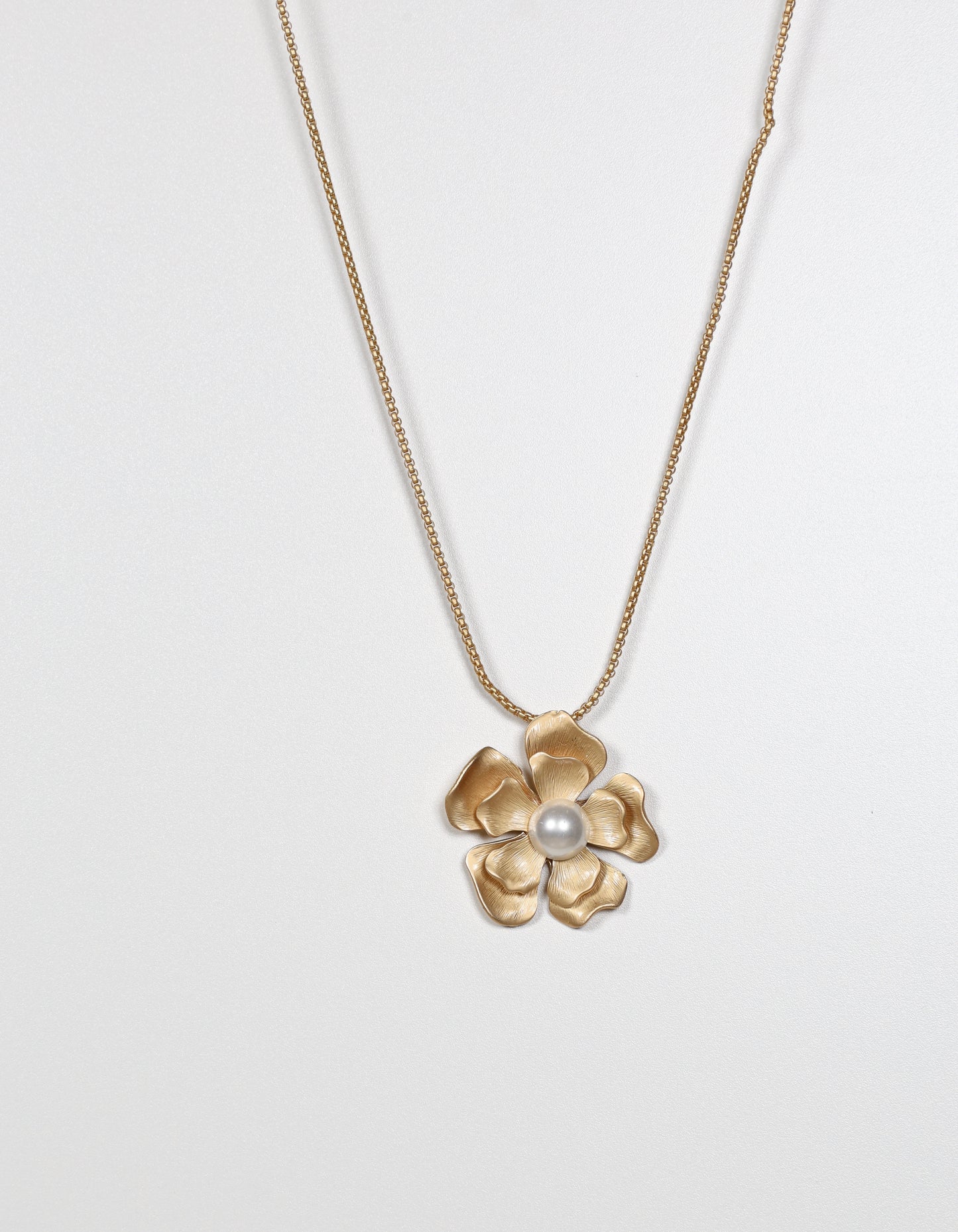 Collier doré avec pendentif fleur et centre en perle