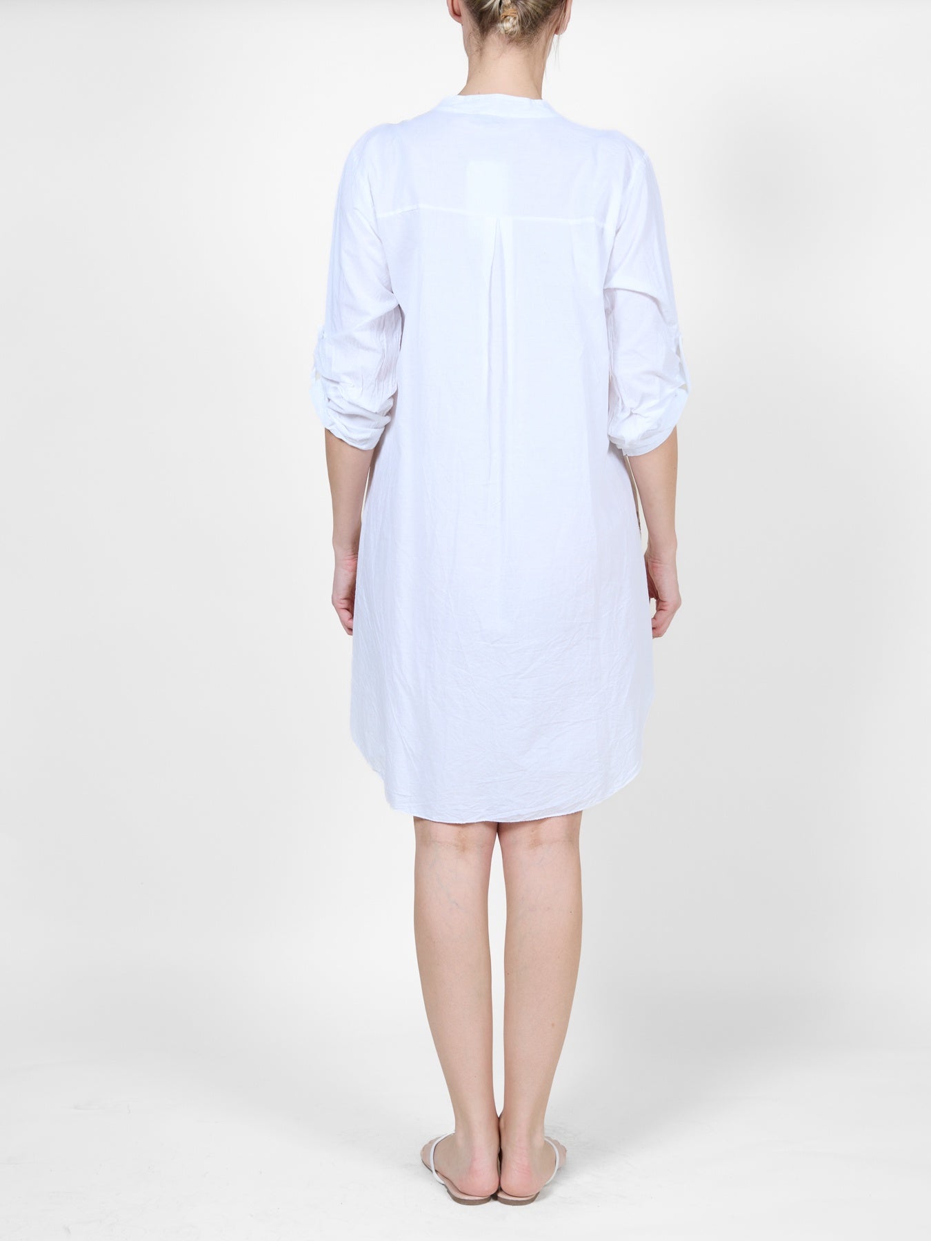 Robe chemise blanche boutonnée avec broderie paisley dorée