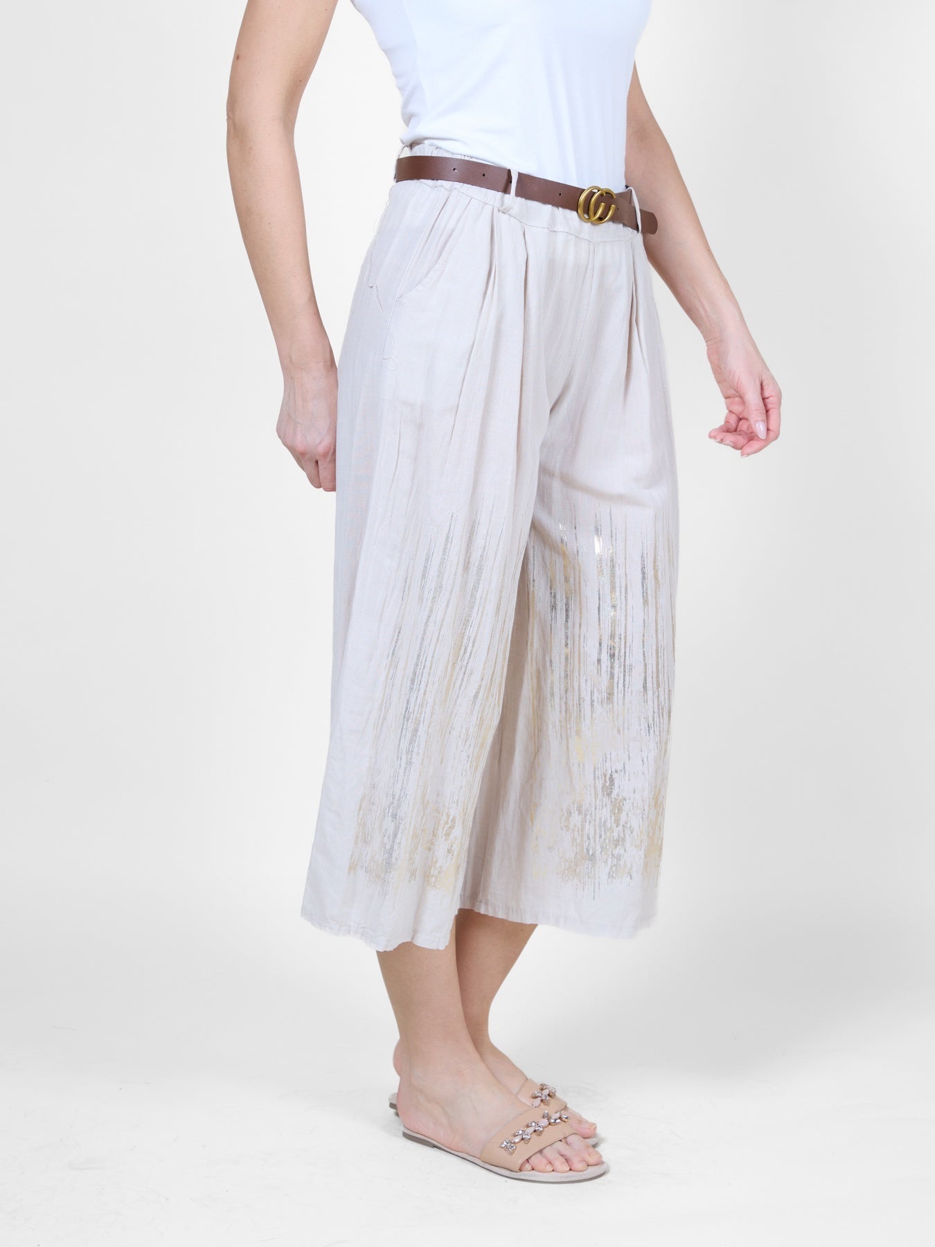 Pantalon capri fluide de plage couleur sable avec détails métalliques dorés