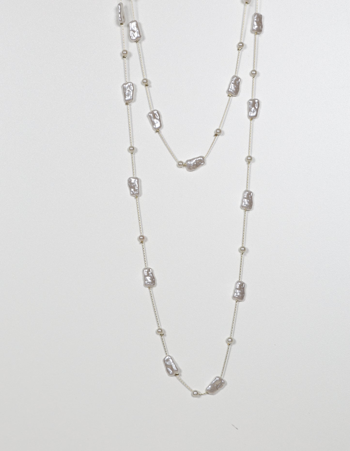 Silver Chain Necklace with Pearls and Organic Rock-Shaped Details in White