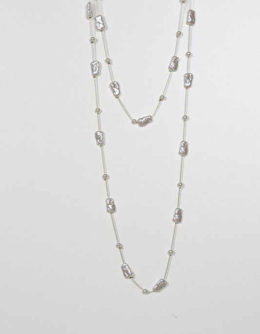 Silver Chain Necklace with Pearls and Organic Rock-Shaped Details in White