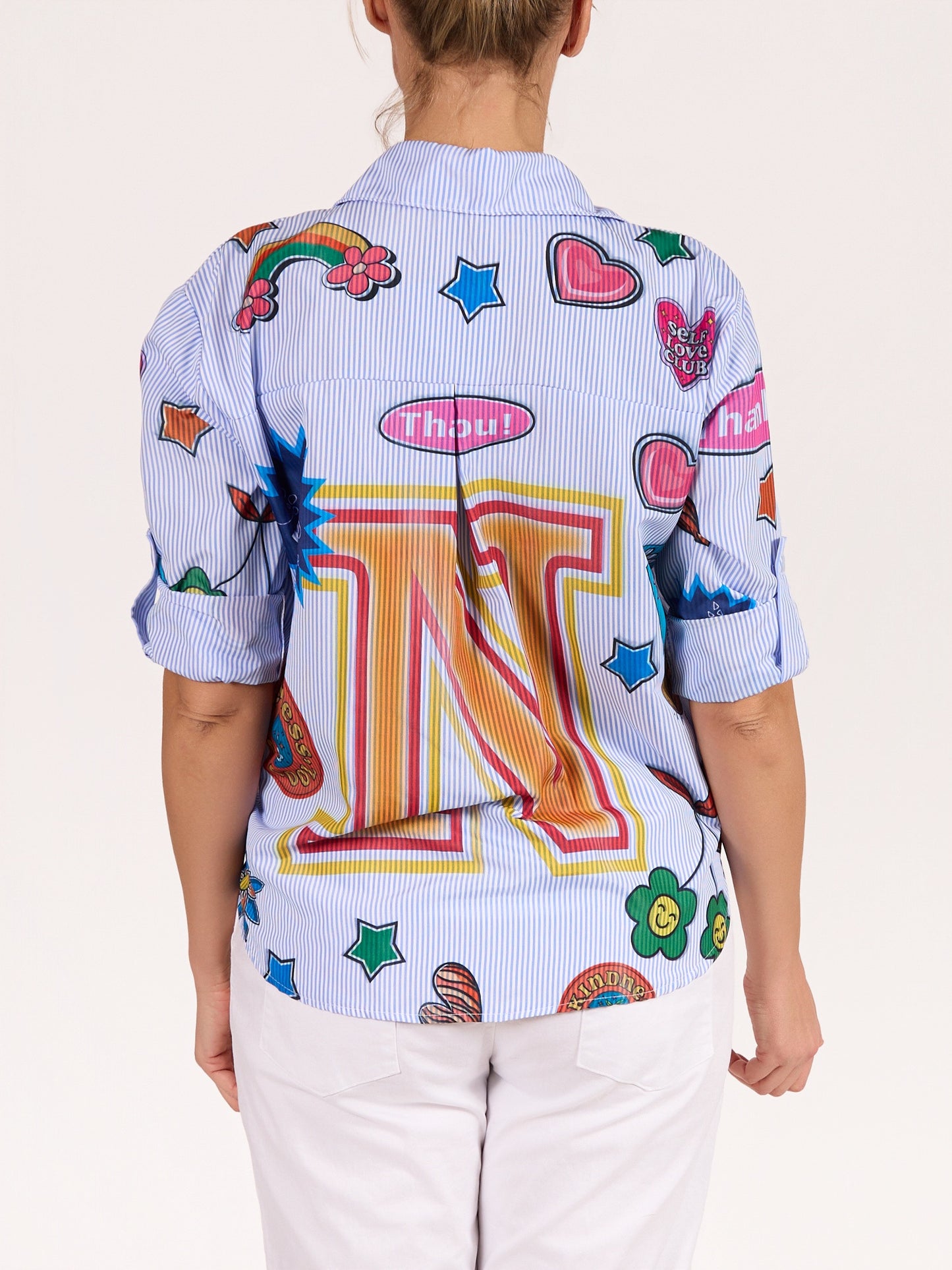 Chemise bleue boutonnée à l’avant à rayures avec marguerites et lettres, ourlet asymétrique