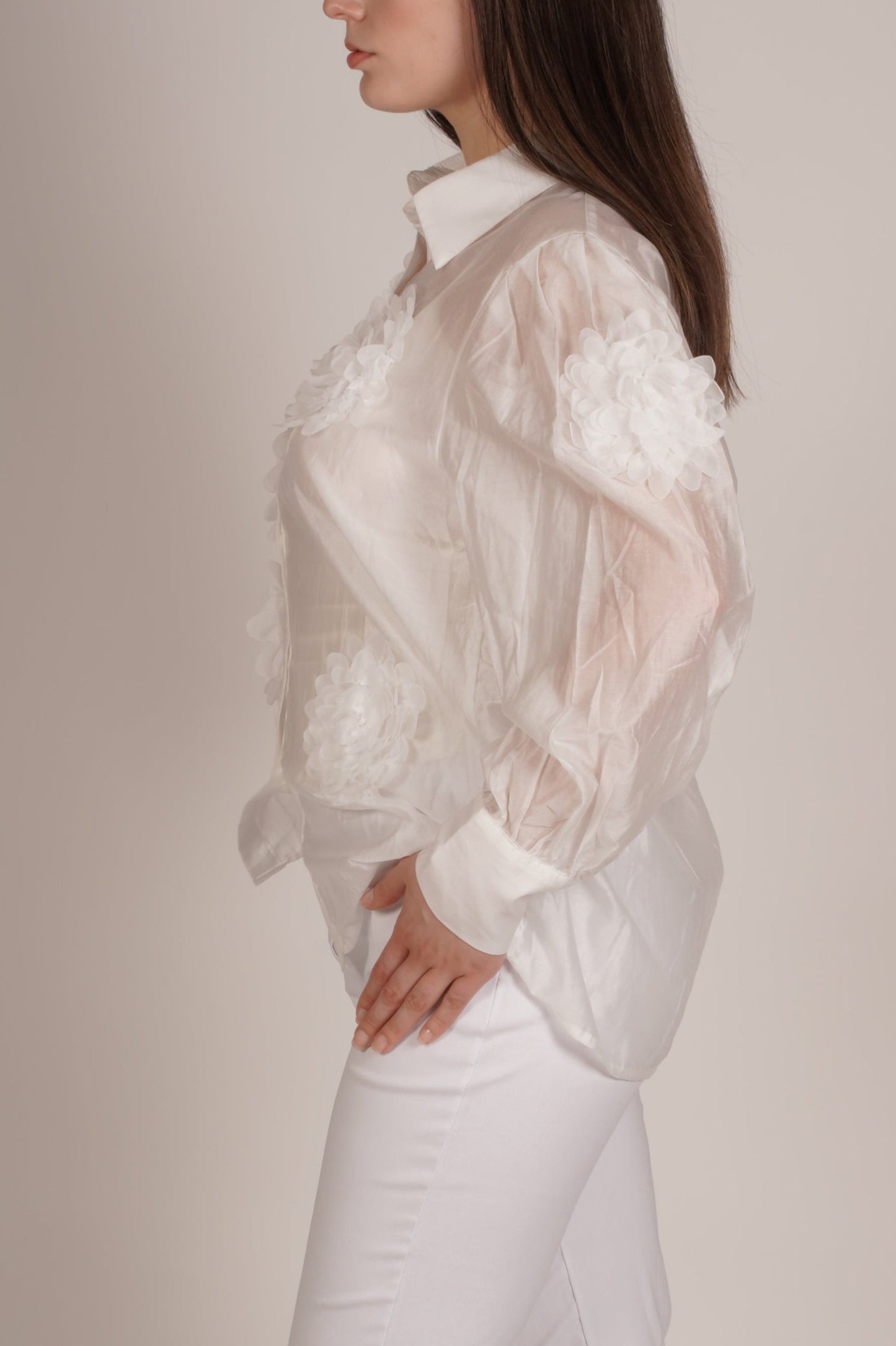 Blouse boutonnée blanc avec détails de fleurs en tissu