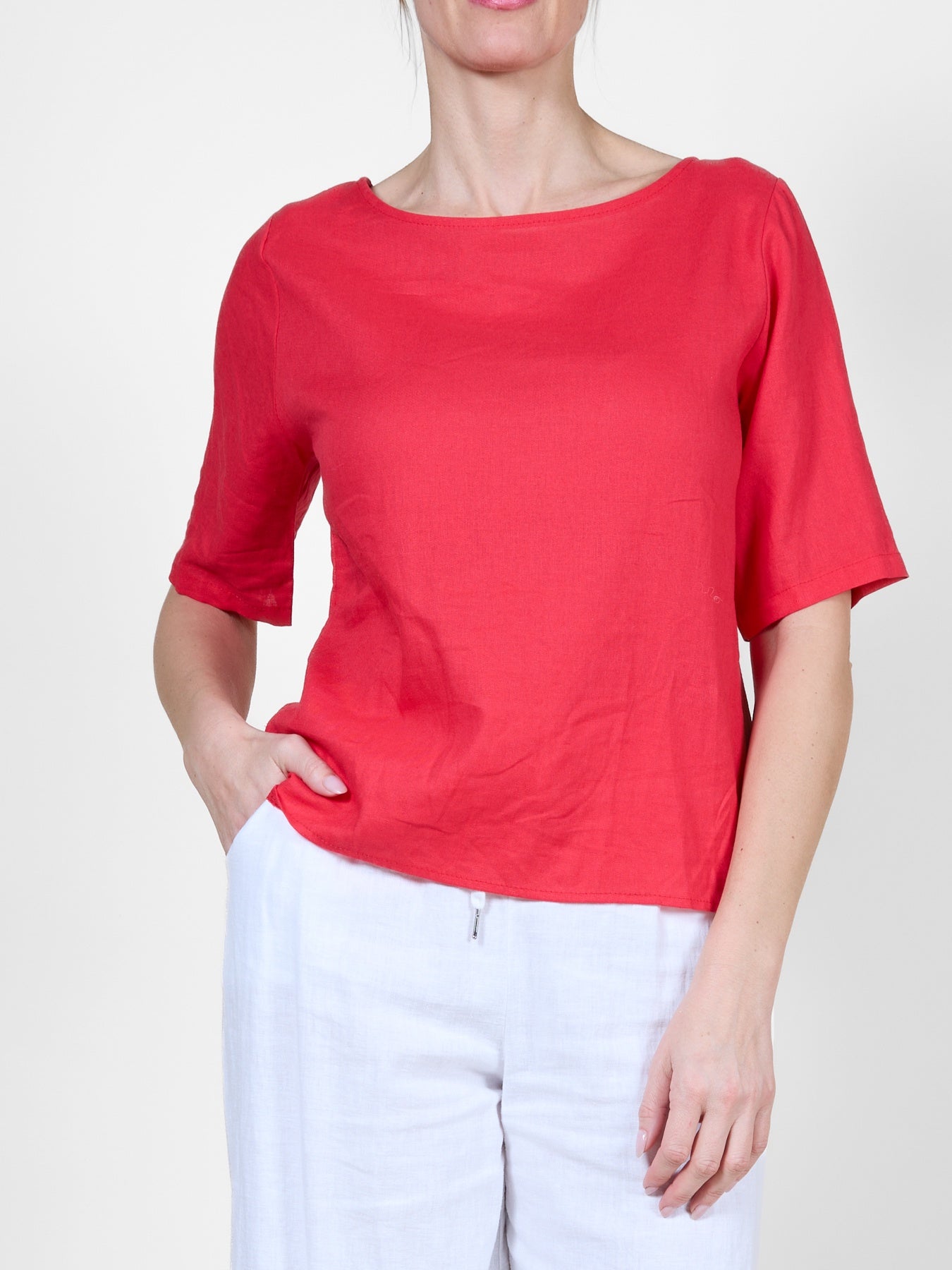 Blouse t-shirt rouge à manches courtes retroussées et boutons au dos
